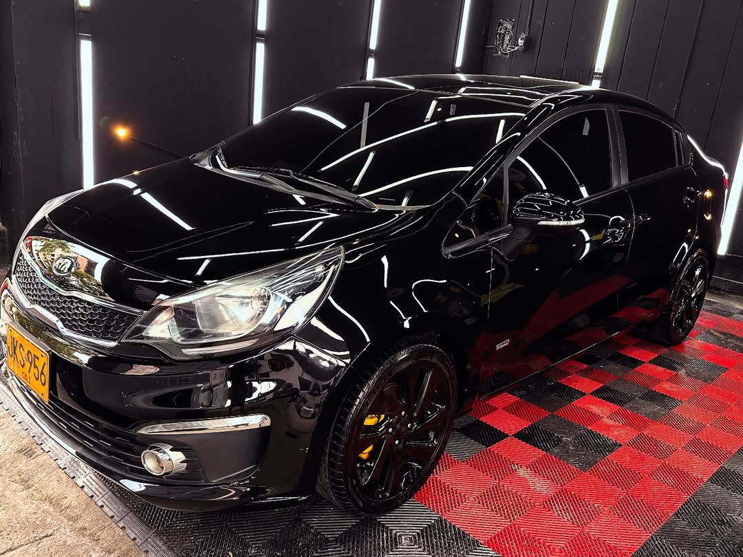 Kia con pintura espejo